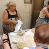 Zdjęcie z Włoch - pani robi pokaz