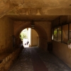 Zdjęcie z Francji - do historycznej części Eze - wchodzi się przez taką bramę