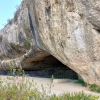 Zdjęcie z Francji - ta skalna pieczara jest stanowiskiem archeologicznym  (zagrodzona, niedostępna dla odwiedzających) 