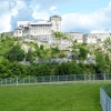 Zdjęcie z Francji - nad Lourdes góruje malowniczo zamek Chateau Fort de Lourdes