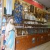 Zdjęcie z Francji - w sklepach królują dewocjonalia, ale tutaj nie jest tak ja w Fatimie