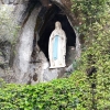 Zdjęcie z Francji - figurka MB stojąca w skalnej szczelinie przy Grocie Massabielle