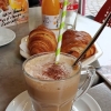 Zdjęcie z Francji - zatem kawka z croissantem na zewnątrz