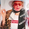 Zdjęcie z Włoch - czy "niegrzeczna" królowa Elizabeth II z papierosem wystylizowana a la Elton John:)) 