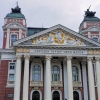 Zdjęcie z Bułgarii - Fronton teatru w kształcie trójkąta podtrzymują kolumny z ozdobnymi kapitelami ; a 