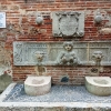 Zdjęcie z Hiszpanii - orocza średniowieczna fontanienka ze źródełkiem, zwana "Ruenessance Fountain" pochodzi z 1559 roku; 