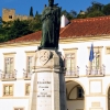 Zdjęcie z Portugalii - w centralnym miejscu placu stoi pomnik Guldima Paisa, Wielkiego Mistrza zakonu Templariuszy i jedno-