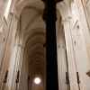 Zdjęcie z Portugalii - zadziwia bardzo skromne prezbiterium; na głównym ołtarzu jest tylko jeden krucyfiks i posąg Chrystus