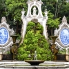 Zdjęcie z Portugalii -  kaskadowe schody z dwoma "medalionami" azulejos i centralny korpus posiadający niszę z postacią 