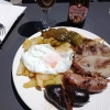 Zdjęcie z Hiszpanii - tutaj bardzo popularne są tzw;  platos tipicos, czyli "talerz lokalny" - ze wszystkim co się "akurat