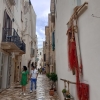 Zdjęcie z Włoch - uliczka prowadząca wprost na stare miasto w Polignano Mare