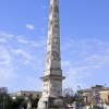 Zdjęcie z Włoch - obelisk z Lecce Znajduje się kilka metrów od Łuku Triumfalnego i pośrodku Alei Studentów; 