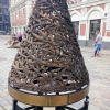Zdjęcie z Łotwy - pod kamienicą - pomnik z brązu pierwszej choinki na 