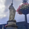 Zdjęcie z Łotwy - Pomnik ryskiego przywódcy wojskowego Rolanda znajduje się w samym centrum placu Ratuszowego -