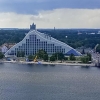 Zdjęcie z Łotwy - po drugiej stronie Dźwiny (Daugava) - widok na nowoczesną Narodową Bibliotekę Łotwy