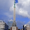 Zdjęcie z Łotwy - w centralnym miejscu placu stoi pomnik  Wolności; to granitowa kolumna z 