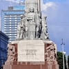 Zdjęcie z Łotwy - Motto "Za Ojczyznę i Wolność" jest wyryte w podstawie pomnika.