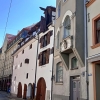 Zdjęcie z Łotwy - takich domów z wysięgnikami na szczycie kalenicy, znajdziemy w miastach na Inflantach całkiem 