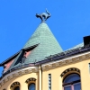 Zdjęcie z Łotwy - "Kocia Kamienica"  z 1909 roku  - z  dwoma kotami (na każdej z dwóch wieżyczek) w pozycji 