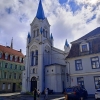 Zdjęcie z Łotwy - Plac Zamkowy i uroczy biały kościółek z niebieskimi wieżyczkami - to 