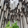 Zdjęcie z Finlandii - Monument ze stalowych rur wytwarza dźwięki, gdy wiatr przepływa przez puste rury, tworząc połączenie