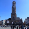 Zdjęcie z Belgii - Brugia ma dwa rynki ; tutaj Markt z sukiennicami  i wbudowaną weń XIII wieczna wieżą "Beffroi"