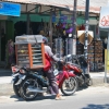 Zdjęcie z Indonezji - Cukiernia na skuterku